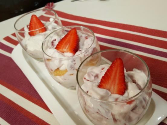 Bicchierini di panna e fragole Bicchierini di panna e fragole