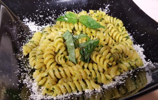 Fusilli al pesto corretto con curcuma Fusilli al pesto corretto con curcuma