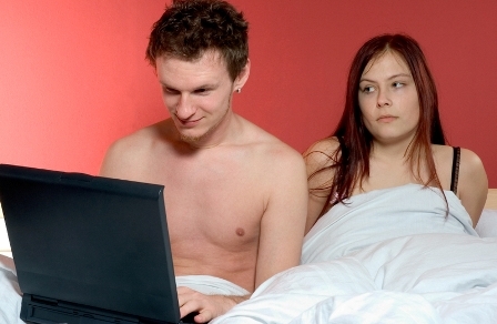 Internet, telefonate e sms fanno male all'amore Internet, telefonate e sms fanno male all'amore