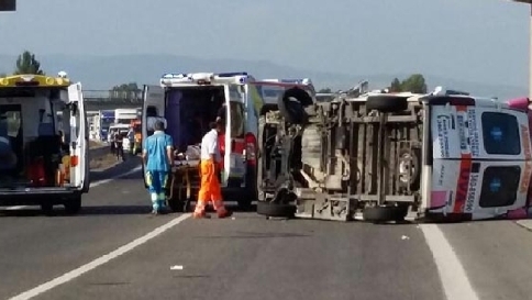 Incidenti, scontro tra un'ambulanza e un Tir nel Cosentino: tre feriti