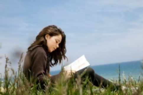 Troppi libri da leggere sotto l’ombrellone? Niente paura, ve li twittano i social Troppi libri da leggere sotto l’ombrellone? Niente paura, ve li twittano i social