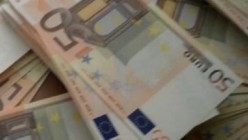 Italiani sempre più euroscettici: 4 su 10 vorrebbero uscire dall'euro Italiani sempre più euroscettici: 4 su 10 vorrebbero uscire dall'euro