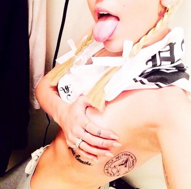 Miley Cyrus, tattoo in onore del cane morto (FOTO)