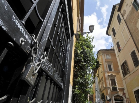 Bidello sciopera e lascia la scuola chiusa: tutti a casa Bidello sciopera e lascia la scuola chiusa: tutti a casa
