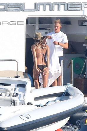Elle Macpherson, bikini top a 51 anni