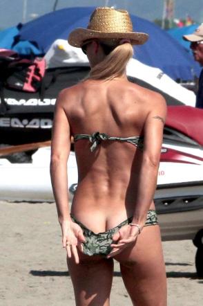 Michelle Hunziker, incidente sexy in spiaggia