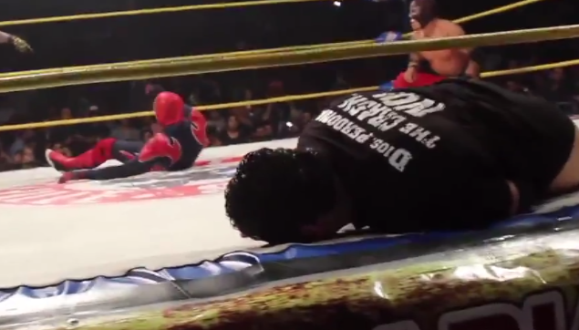 Lutto nel wrestling: Aguayo muore sul ring colpito da Rey Mysterio jr Lutto nel wrestling: Aguayo muore sul ring colpito da Rey Mysterio jr