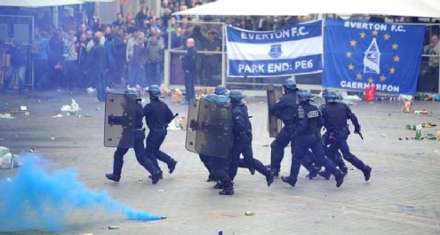 Europa League: scontri a Lille fra la polizia e i tifosi dell'Everton Europa League: scontri a Lille fra la polizia e i tifosi dell'Everton