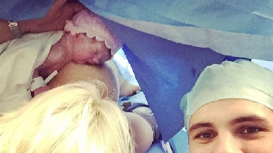 Icardi-Wanda, selfie in sala parto Icardi-Wanda, selfie in sala parto