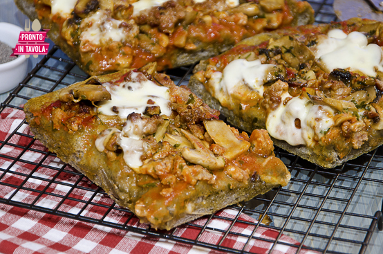 Pizza di grano arso funghi e salsiccia Pizza di grano arso funghi e salsiccia