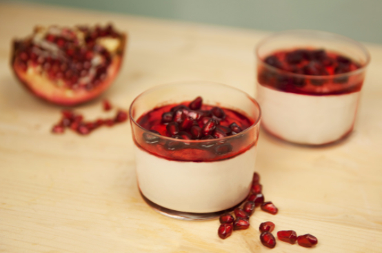 I Dolci di Alice: mousse allo yogurt con sciroppo al melograno I Dolci di Alice: mousse allo yogurt con sciroppo al melograno