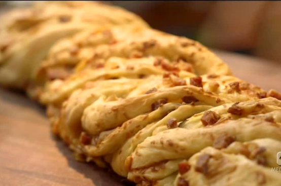 Treccia di pane con cacciatorini e Grana Treccia di pane con cacciatorini e Grana