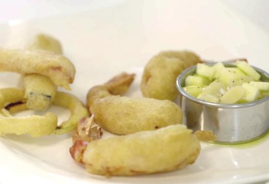 Tempura di gamberi con verdure croccanti dal profumo asiatico Tempura di gamberi con verdure croccanti dal profumo asiatico