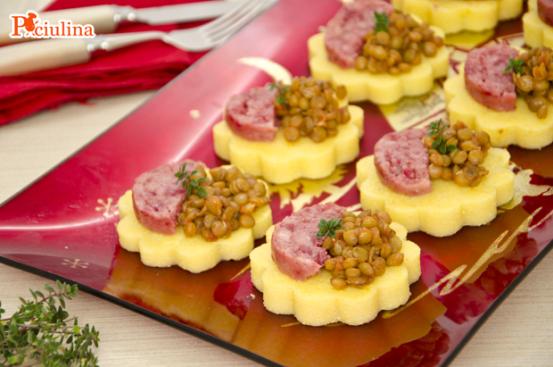 Crostini di lenticchie e cotechino Crostini di lenticchie e cotechino