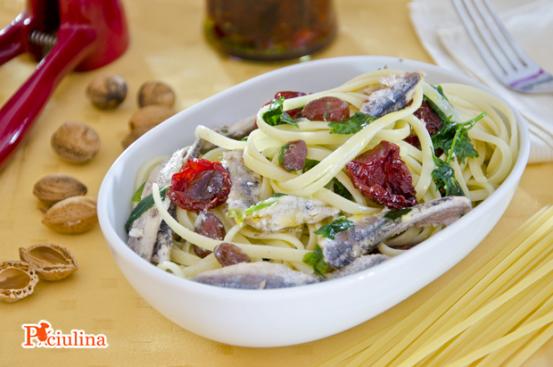 Linguine con alici e pomodori secchi Linguine con alici e pomodori secchi