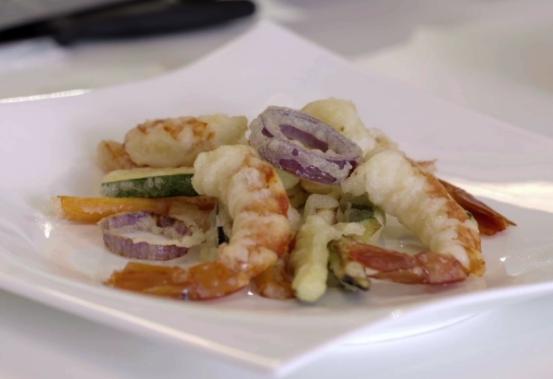 Tempura di gamberi e verdure e salsa agrodolce Tempura di gamberi e verdure e salsa agrodolce