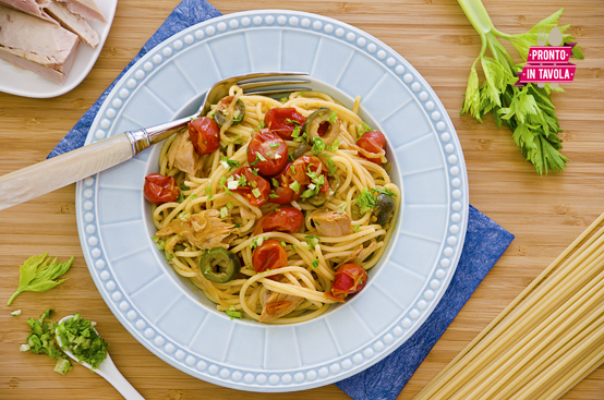 Spaghetti al tonno, olive e sedano Spaghetti al tonno, olive e sedano