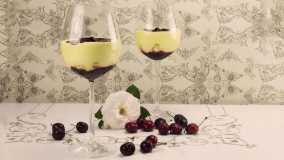 I dolci di Alice: coppa di crema al mascarpone, meringhe e ciliegie I dolci di Alice: coppa di crema al mascarpone, meringhe e ciliegie