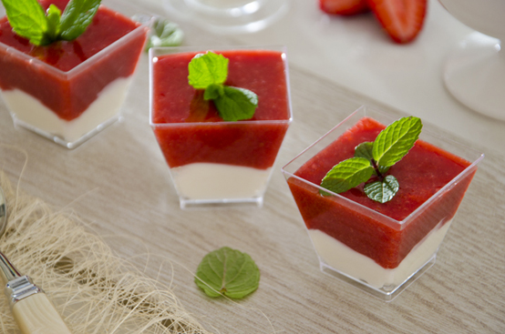 Bicchierini di fragole e yogurt greco Bicchierini di fragole e yogurt greco