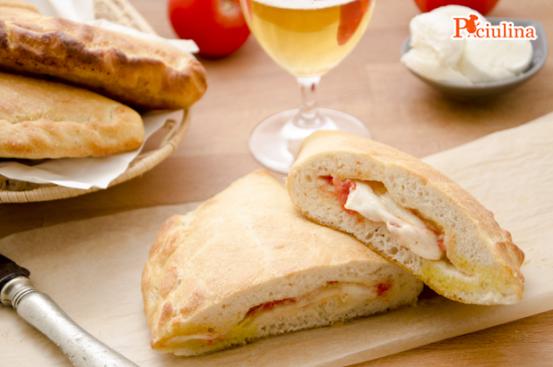 Calzone pomodoro e mozzarella Calzone pomodoro e mozzarella