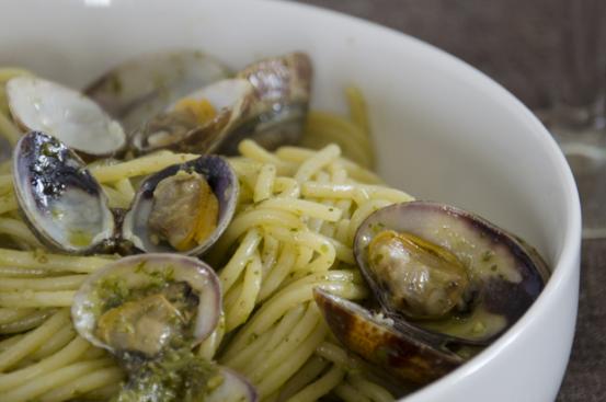 Spaghetti alle vongole e pesto Spaghetti alle vongole e pesto