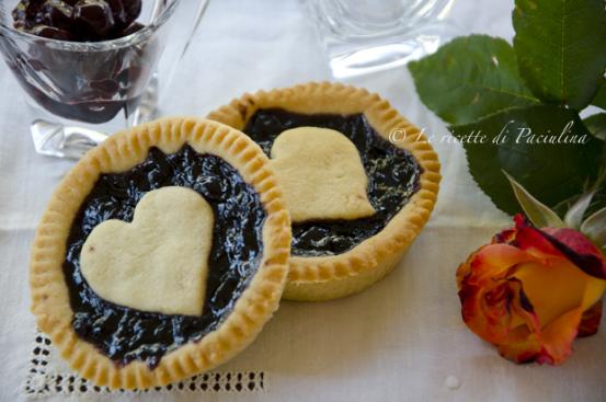Crostatine alla marmellata di amarene Crostatine alla marmellata di amarene