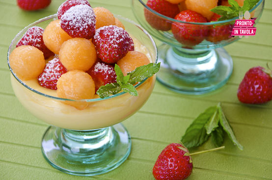 Coppette di frutta e crema Coppette di frutta e crema