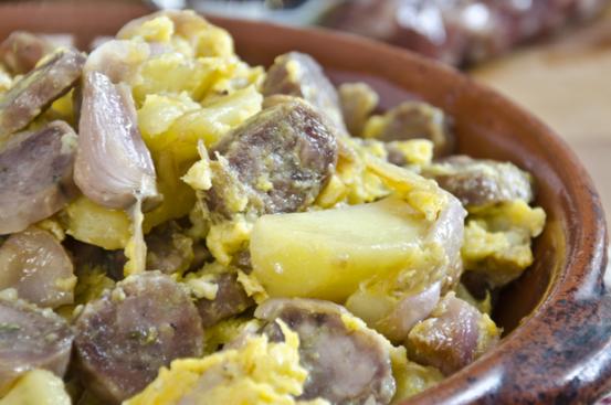 Uova strapazzate con patate e cipolline Uova strapazzate con patate e cipolline