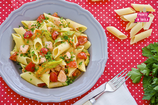 Pasta con salmone e fiori di zucca Pasta con salmone e fiori di zucca