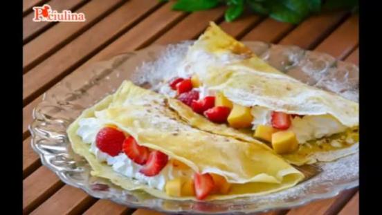 Crepes con frutta e panna montata Crepes con frutta e panna montata
