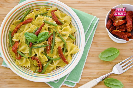 Farfalle al pesto di fagiolini e pomodori secchi Farfalle al pesto di fagiolini e pomodori secchi