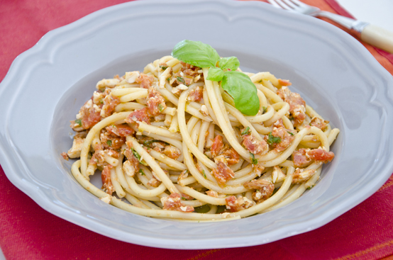 Bucatini con pesto alla trapanese Bucatini con pesto alla trapanese