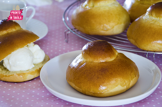 Brioche col tuppo siciliane Brioche col tuppo siciliane