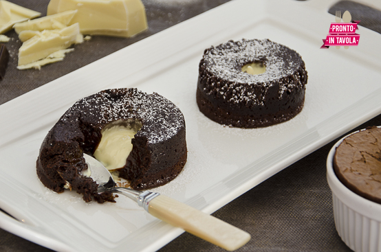 Tortini di cioccolato con cuore fondente bianco Tortini di cioccolato con cuore fondente bianco