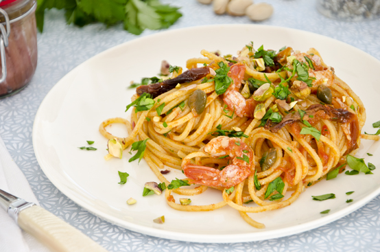 Spaghetti alla chitarra con gamberi e pistacchi Spaghetti alla chitarra con gamberi e pistacchi