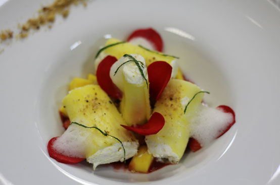 Involtini di ananas con mousse al mango Involtini di ananas con mousse al mango