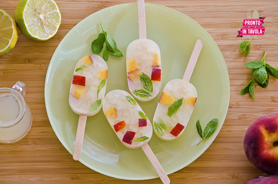 Ghiaccioli al limone, menta e pesche Ghiaccioli al limone, menta e pesche