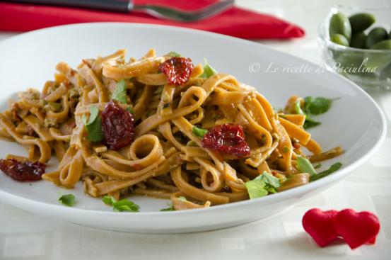 Pasta al pesto di pomodori secchi Pasta al pesto di pomodori secchi