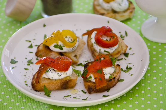 Bruschette robiola e peperoni Bruschette robiola e peperoni