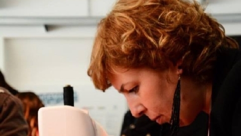 Anna, dalla progettazione al cucito
Il suo motto? "La creatività guarisce" Anna, dalla progettazione al cucito
Il suo motto? "La creatività guarisce"