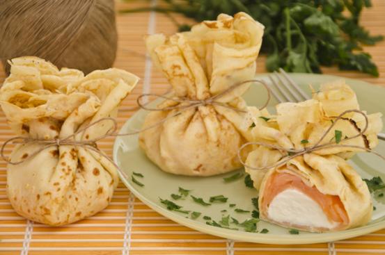 Fagottini di crepes al salmone Fagottini di crepes al salmone