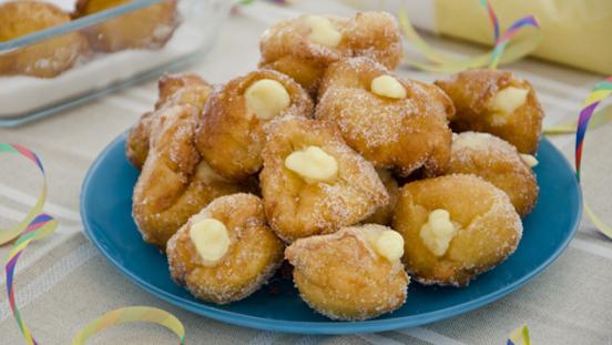 Frittelle ripiene alla crema Frittelle ripiene alla crema