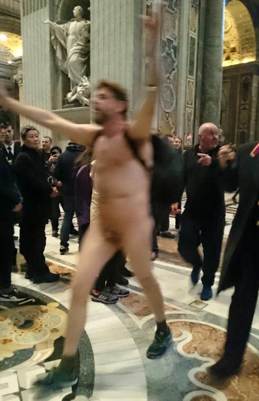 Uomo nudo irrompe a San PietroRoma, bloccato dagli agenti Uomo nudo irrompe a San PietroRoma, bloccato dagli agenti