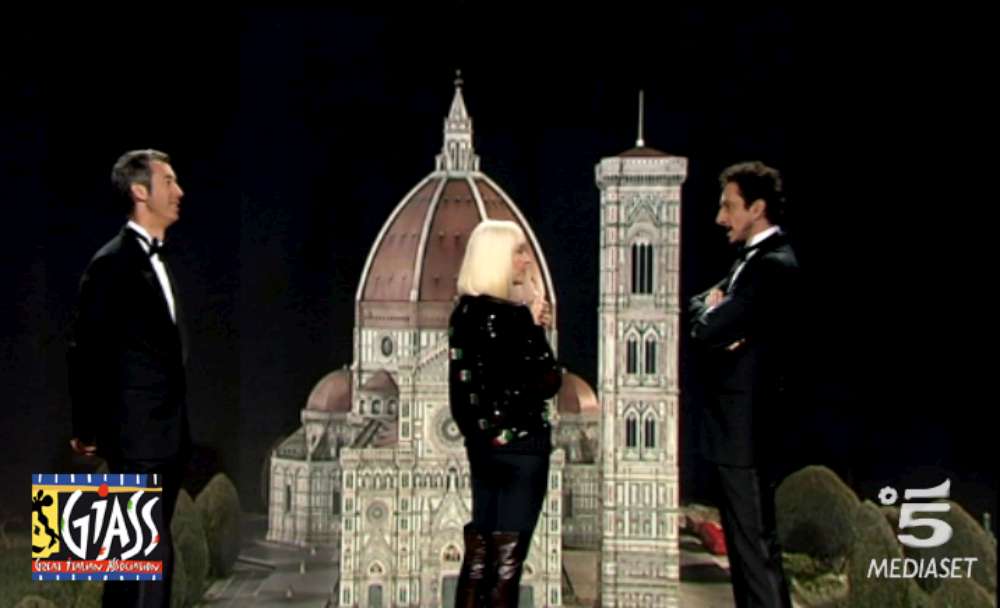 Raffaella Carrà, il caschetto biondo della tv tra Luca e Paolo Raffaella Carrà, il caschetto biondo della tv tra Luca e Paolo