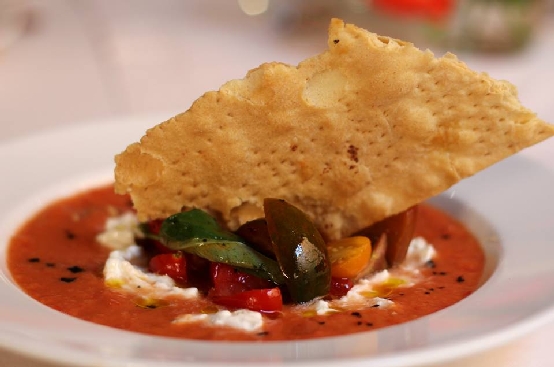 Zuppetta fresca di pomodori gialli e rossi al basilico e pepe con stracciatella di bufala, erba cipollina e sfoglia di kamut stirata all’olio extravergine d’oliva Zuppetta fresca di pomodori gialli e rossi al basilico e pepe con stracciatella di bufala, erba cipollina e sfoglia di kamut stirata all’olio extravergine d’oliva