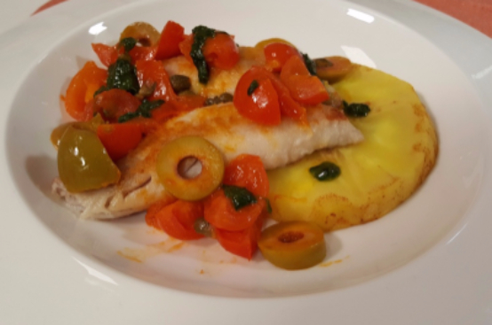 Filetti di triglia fritti in guazzetto di pomodorini e olive verdi Filetti di triglia fritti in guazzetto di pomodorini e olive verdi
