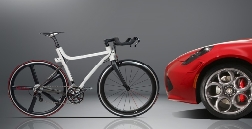 La Bicicletta che segue l’Alfa 4C La Bicicletta che segue l’Alfa 4C