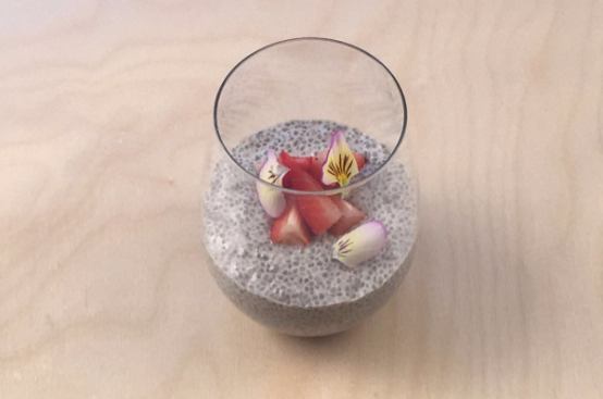 Budino di semi di chia con latte di mandorla e vaniglia Budino di semi di chia con latte di mandorla e vaniglia