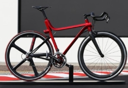 La Bicicletta che segue l’Alfa 4C La Bicicletta che segue l’Alfa 4C