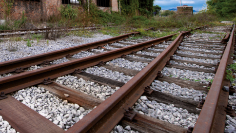 Napoli, 17enne travolto dal treno:si ipotizza un gioco pericoloso Napoli, 17enne travolto dal treno:si ipotizza un gioco pericoloso